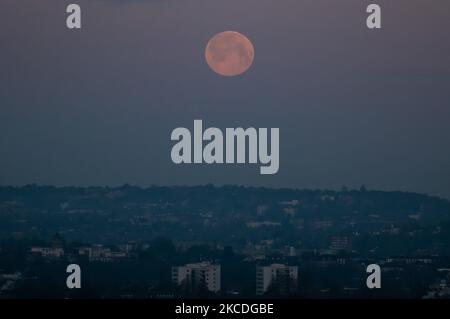 La superluna sorge sopra il South East London, Regno Unito, il 27 aprile 2021. Una superluna è una luna piena o una nuova luna che quasi coincide con il perigeo -- il più vicino che la Luna viene alla Terra. (Foto di Robin Pope/NurPhoto) Foto Stock