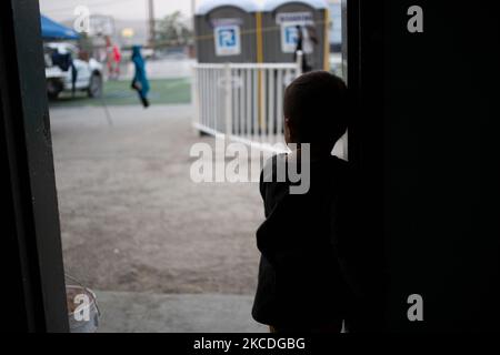 I bambini migranti giocano nel cortile del rifugio di Ciudad Juarez Chihuahua, Messico, il 26 aprile 2021. Centinaia di uomini e donne accompagnati dai loro figli vengono deportati ogni giorno dal ponte internazionale Paso del Norte a Ciudad Juarez e portati nei rifugi della città in attesa della richiesta di asilo politico negli Stati Uniti. (Foto di David Peinado/NurPhoto) Foto Stock