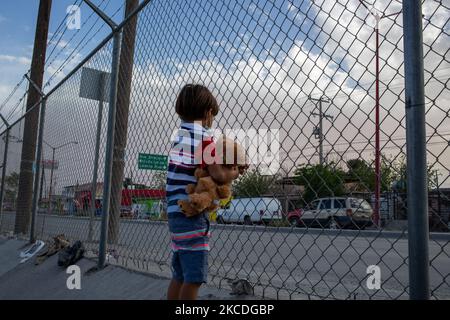 I bambini migranti giocano nel cortile del rifugio di Ciudad Juarez Chihuahua, Messico, il 26 aprile 2021. Centinaia di uomini e donne accompagnati dai loro figli vengono deportati ogni giorno dal ponte internazionale Paso del Norte a Ciudad Juarez e portati nei rifugi della città in attesa della richiesta di asilo politico negli Stati Uniti. (Foto di David Peinado/NurPhoto) Foto Stock