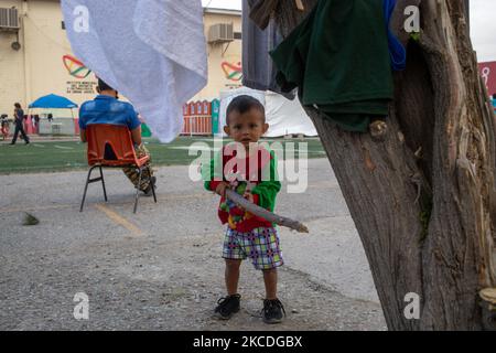 I bambini migranti giocano nel cortile del rifugio di Ciudad Juarez Chihuahua, Messico, il 26 aprile 2021. Centinaia di uomini e donne accompagnati dai loro figli vengono deportati ogni giorno dal ponte internazionale Paso del Norte a Ciudad Juarez e portati nei rifugi della città in attesa della richiesta di asilo politico negli Stati Uniti. (Foto di David Peinado/NurPhoto) Foto Stock