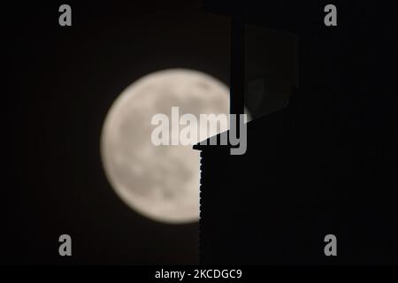 La Supermoon Rosa del 2021 aprile visto dalla città olandese, Eindhoven, Paesi Bassi il 26 aprile 2021. La luna piena super è più grande e più luminosa nel cielo perché è più vicina alla Terra. (Foto di Nicolas Economou/NurPhoto) Foto Stock