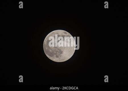 La Supermoon Rosa del 2021 aprile visto dalla città olandese, Eindhoven, Paesi Bassi il 26 aprile 2021. La luna piena super è più grande e più luminosa nel cielo perché è più vicina alla Terra. (Foto di Nicolas Economou/NurPhoto) Foto Stock
