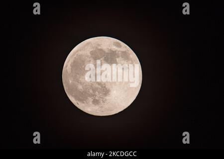 La Supermoon Rosa del 2021 aprile visto dalla città olandese, Eindhoven, Paesi Bassi il 26 aprile 2021. La luna piena super è più grande e più luminosa nel cielo perché è più vicina alla Terra. (Foto di Nicolas Economou/NurPhoto) Foto Stock