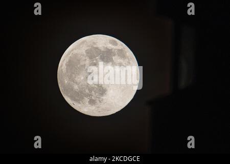 La Supermoon Rosa del 2021 aprile visto dalla città olandese, Eindhoven, Paesi Bassi il 26 aprile 2021. La luna piena super è più grande e più luminosa nel cielo perché è più vicina alla Terra. (Foto di Nicolas Economou/NurPhoto) Foto Stock