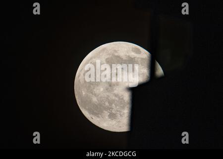 La Supermoon Rosa del 2021 aprile visto dalla città olandese, Eindhoven, Paesi Bassi il 26 aprile 2021. La luna piena super è più grande e più luminosa nel cielo perché è più vicina alla Terra. (Foto di Nicolas Economou/NurPhoto) Foto Stock