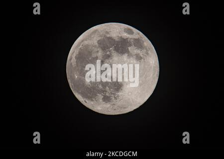 La Supermoon Rosa del 2021 aprile visto dalla città olandese, Eindhoven, Paesi Bassi il 26 aprile 2021. La luna piena super è più grande e più luminosa nel cielo perché è più vicina alla Terra. (Foto di Nicolas Economou/NurPhoto) Foto Stock