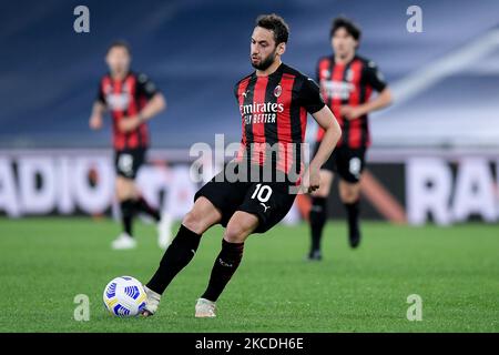 Hakan Calhanoglu dell'AC Milan durante la Serie A match tra SS Lazio e AC Milan allo Stadio Olimpico di Roma il 26 aprile 2021. (Foto di Giuseppe Maffia/NurPhoto) Foto Stock