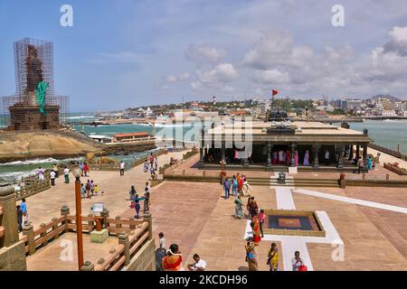 Tempio commemorativo della roccia di Vivekananda a Kanyakumari, Tamil Nadu, India. Il Memoriale di Vivekananda Rock fu costruito nel 1970 in onore di Swami Vivekananda che si dice abbia raggiunto l'illuminazione sulla roccia. Il restauro della famosa statua dell'antico poeta Tamil Thiruvalluvar può essere visto sullo sfondo. (Foto di Creative Touch Imaging Ltd./NurPhoto) Foto Stock