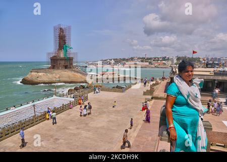 Turisti indiani al Tempio Memoriale di Vivekananda Rock a Kanyakumari, Tamil Nadu, India. Il Memoriale di Vivekananda Rock fu costruito nel 1970 in onore di Swami Vivekananda che si dice abbia raggiunto l'illuminazione sulla roccia. Il restauro della famosa statua dell'antico poeta Tamil Thiruvalluvar può essere visto sullo sfondo. (Foto di Creative Touch Imaging Ltd./NurPhoto) Foto Stock