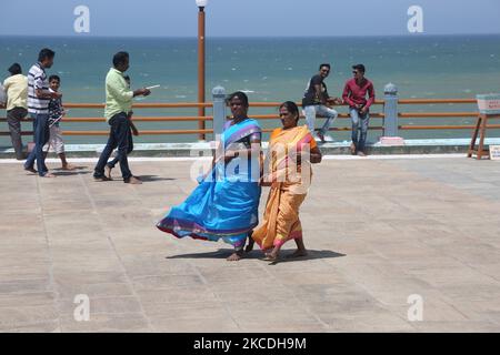 I turisti indiani camminano sull'oceano al Tempio Memoriale di Vivekananda Rock a Kanyakumari, Tamil Nadu, India. Il Memoriale di Vivekananda Rock fu costruito nel 1970 in onore di Swami Vivekananda che si dice abbia raggiunto l'illuminazione sulla roccia. (Foto di Creative Touch Imaging Ltd./NurPhoto) Foto Stock