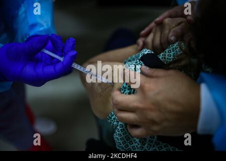 Gli adulti più anziani ricevono la prima dose di vaccino Sinovac a Quito, Ecuador, il 27 aprile 2021. (Foto di Rafael Rodriguez/NurPhoto) Foto Stock