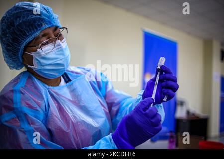 Un infermiere sta preparando una siringa con la prima dose di vaccino Sinovac in un centro di vaccinazione a Quito, Ecuador, il 27 aprile 2021. (Foto di Rafael Rodriguez/NurPhoto) Foto Stock