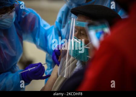 Gli adulti più anziani ricevono la prima dose di vaccino Sinovac a Quito, Ecuador, il 27 aprile 2021. (Foto di Rafael Rodriguez/NurPhoto) Foto Stock