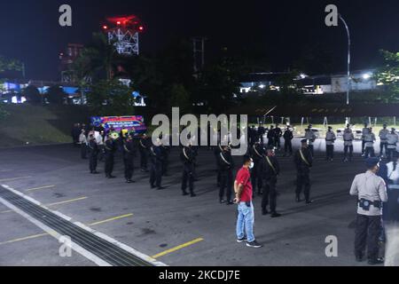 Il corpo di Bharatu i Komang Wira Natha è arrivato al terminale di carico del Sultan Mahmud Badbarudin Airport, Palembang, Indonesia, 28 aprile 2021. Komang morì in una battaglia con armi da fuoco contro il gruppo criminale Armed (KKB) nel distretto di Ilaga settentrionale, nella reggenza di Puncak il 27 aprile 2021. (Foto di Sigit Prasetya/NurPhoto) Foto Stock