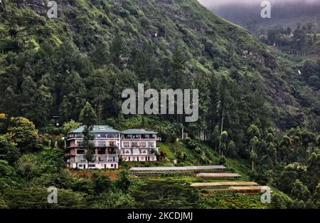 Edifici lungo la montagna a Pussellawa, Sri Lanka. (Foto di Creative Touch Imaging Ltd./NurPhoto) Foto Stock