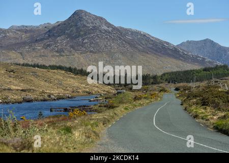 Una vista della pesca del Castello di Ballynahinch lungo la strada da Ballynahinch a Roundstone. Mercoledì 28 aprile 2021, a Ballynahinch, Connemara, Co. Galway, Irlanda. (Foto di Artur Widak/NurPhoto) Foto Stock