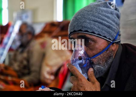 Un uomo con problemi respiratori riceve un supporto per l'ossigeno presso un ospedale di Coronavirus COVID-19 a Sopore, distretto di Baramulla, Jammu e Kashmir, India, il 29 aprile 2021. Nel territorio dell'Unione di Jammu e Kashmir, il blocco completo sarà imposto in undici distretti a partire dalle ore 7 di oggi e rimarrà in vigore fino alle ore 7 del 3rd maggio, in considerazione dell'allarmante aumento dei casi positivi che vengono segnalati oggi. Tra i venti distretti di Jammu e Kashmir, il distretto di Srinagar è il più colpito, dove i casi continuano a mostrare una tendenza in aumento inestimabile. (Foto di Nasir Kachroo/NurPhoto) Foto Stock