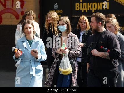 Persone, alcuni indossando una maschera protettiva in mezzo all'epidemia di coronavirus Covid-19, camminano nel centro di Kyiv, Ucraina il 29 aprile 2021. A partire dal maggio 1 le restrizioni severe di quarantena nella capitale Ucraina saranno attenuate dal momento che il numero di nuovi casi COVID-19 diminuisce lentamente, i trasporti pubblici via terra e la metropolitana inizieranno a funzionare come al solito, in conformità con le norme e le regole anti-epidemia, come riportato dai media locali. 387 persone sono morte per complicazioni della malattia di coronavirus COVID-19 nelle ultime 24 ore, e 43 778 persone sono morte in totale dall'inizio dell'epidemia in Ucraina. (Foto di Str/NurPho Foto Stock