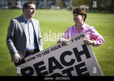 Il leader conservatore scozzese Douglas Ross e Ruth Davidson si portano in strada per volantini nelle aree intorno a Firrhill il 30 aprile 2021 a Edimburgo, Scozia. Il 6th maggio la Scozia si reca ai poli per eleggere 129 PSM al Parlamento scozzese. (Foto di Ewan Bootman/NurPhoto) Foto Stock