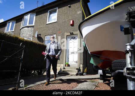 Il leader conservatore scozzese Douglas Ross si porta in strada per volantini nelle aree intorno a Firrhill il 30 aprile 2021 a Edimburgo, Scozia. Il 6th maggio la Scozia si reca ai poli per eleggere 129 PSM al Parlamento scozzese. (Foto di Ewan Bootman/NurPhoto) Foto Stock