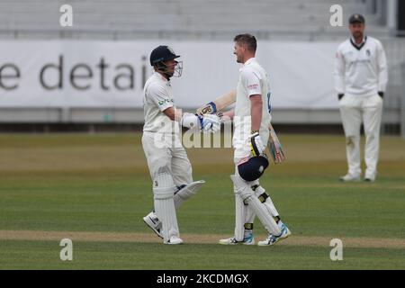 Il capitano di Durham Scott Borthwick si congratula con Alex Lees dopo aver segnato un secolo durante la partita del LV= County Championship tra il Durham County Cricket Club e il Warwickshire County Cricket Club a Emirates Riverside, Chester le Street venerdì 30th aprile 2021. (Foto di Mark Fletcher/MI News/NurPhoto) Foto Stock