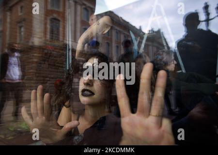 Un ballerino si trova in una vetrina. Operatori culturali dissimulati (attori, artisti dal vivo, ballerini, musicisti, tecnici, Ecc.), e collettivi (Aux Arts etc, Arts en greve...) hanno organizzato una processione verso un teatro che dovrebbe diventare un ristorante o un loft gigante per informare le persone e per protestare contro la nuova riforma delle indennità di disoccupazione. Gli operatori della cultura chiedono anche l'estensione dell'anno bianco ('Annee blanche') che ha esteso i loro bebebebefit di disoccupazione a causa della pandemia del Covid-19. Dopo la processione, gli artisti si esibiscono all'interno delle vetrine dei negozi contro la precarietà e per alzare l'awa Foto Stock