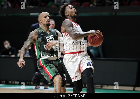 Dee Bost (R) di AS Monaco in azione contro Jordan Theodore (L) di UNICS Kazan durante la finale DI pallacanestro Eurocup 7days tra 2 UNICS Kazan e MONACO a Kazan, Russia, il 30 aprile 2021. (Foto di Alexey Nasyrov/NurPhoto) Foto Stock