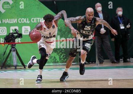 Dee Bost (L) di AS Monaco in azione contro Jordan Theodore (R) dell'UNICS Kazan durante la finale DI pallacanestro Eurocup 7days tra 2 l'UNICS Kazan e MONACO a Kazan, Russia, il 30 aprile 2021. (Foto di Alexey Nasyrov/NurPhoto) Foto Stock