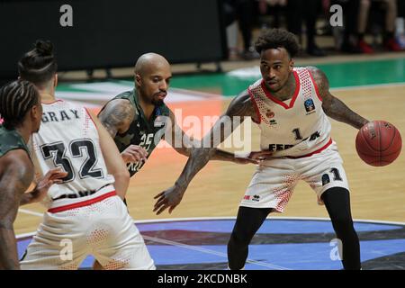 Dee Bost (R) di AS Monaco in azione contro Jordan Theodore (L) di UNICS Kazan durante la finale DI pallacanestro Eurocup 7days tra 2 UNICS Kazan e MONACO a Kazan, Russia, il 30 aprile 2021. (Foto di Alexey Nasyrov/NurPhoto) Foto Stock