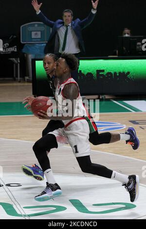 Dee Bost (R) di AS Monaco in azione contro Isaiah Canaan (L) dell'UNICS Kazan durante la finale DI pallacanestro EUROCUP 7days tra 2 l'UNICS Kazan e MONACO a Kazan, Russia, il 30 aprile 2021. (Foto di Alexey Nasyrov/NurPhoto) Foto Stock