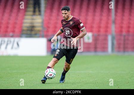 Emanuele Cicerelli di US Salernitana 1919 durante la partita di Serie B tra US Salernitana 1919 e AC Monza allo Stadio Arechi di Salerno, Italia, il 1 maggio 2021. (Foto di Giuseppe Maffia/NurPhoto) Foto Stock