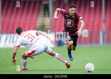 Emanuele Cicerelli di US Salernitana 1919 e Mario Sampirisi di AC Monza gareggiano per la palla durante la Serie B tra US Salernitana 1919 e AC Monza allo Stadio Arechi, Salerno, Italia il 1 maggio 2021. (Foto di Giuseppe Maffia/NurPhoto) Foto Stock