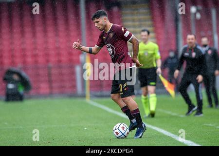 Emanuele Cicerelli di US Salernitana 1919 durante la partita di Serie B tra US Salernitana 1919 e AC Monza allo Stadio Arechi di Salerno, Italia, il 1 maggio 2021. (Foto di Giuseppe Maffia/NurPhoto) Foto Stock