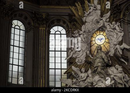 Un momento della cerimonia di traduzione delle reliquie di San Gennaro per celebrare l'anniversario del primo miracolo dell'anno del Santo, evento celebrato dal nuovo Arcivescovo di Napoli Domenico Battaglia, nella Cattedrale di Napoli, il 1 maggio 2021. È la seconda volta consecutiva che il miracolo del santo patrono di Napoli San Gennaro non si verifica, prima era nel dicembre 2020. (Foto di Manuel Dorati/NurPhoto) Foto Stock