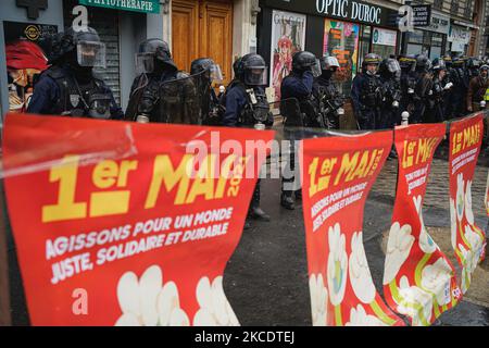 Protesta di massa a Parigi sabato 1 maggio 2021 (giornata internazionale dei lavoratori) e contro la legge sulla sicurezza globale. Nella manifestazione ci sono state rivolte con la polizia e attacchi da parte di gruppi anarchici contro membri dell'Unione CGT. (Foto di Pau de la Calle/NurPhoto) Foto Stock