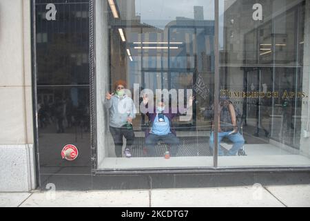 I lookers mostrano sostegno il 1 maggio 2021, mentre gli attivisti di Detroit hanno tenuto diversi eventi per le manifestazioni del giorno di maggio per esprimere frustrazioni sulle questioni dei diritti dei lavoratori e le ingiustizie sociali in patria e all’estero, poi si sono Uniti a un raduno separato e marzo chiedendo giustizia per Ma'Khia Bryant, Una donna nera di 16 anni uccisa dalla polizia a Columbus, Ohio. (Foto di Adam J. Dewey/NurPhoto) Foto Stock