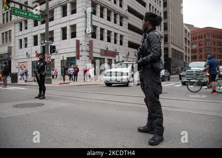 Un membro delle giovani Pantere nere mostra sostegno il 1 maggio 2021 mentre gli attivisti di Detroit hanno tenuto molteplici eventi per le manifestazioni del giorno di maggio per esprimere frustrazioni sulle questioni relative ai diritti dei lavoratori e le ingiustizie sociali in patria e all’estero, in seguito si sono Uniti a un raduno separato e marzo chiedendo giustizia per Ma'Khia Bryant, Una donna nera di 16 anni uccisa dalla polizia a Columbus, Ohio. (Foto di Adam J. Dewey/NurPhoto) Foto Stock