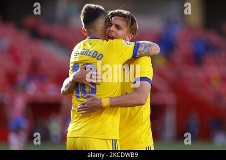 Alvaro Negredo, di Cadice CF e Ivan Alejo, di Cadice CF festeggiano il primo goal della partita durante la partita la Liga tra Granada CF e Cadice CF allo stadio Nuevo Los Carmenes il 02 maggio 2021 a Granada, Spagna. Gli stadi di calcio in Spagna rimangono chiusi ai tifosi a causa della Pandemia di Coronavirus. (Foto di Álex Cámara/NurPhoto) Foto Stock