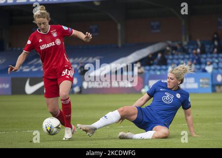 Carolin Simon (Bayern Monaco) e Pernille Harder (Chelsea FC) si battono per la palla durante l’incontro della UEFA Women’s Champions League 2020-21 tra il Chelsea FC e il Bayern Monaco a Kingsmeadow. (Foto di Federico Guerra Moran/NurPhoto) Foto Stock