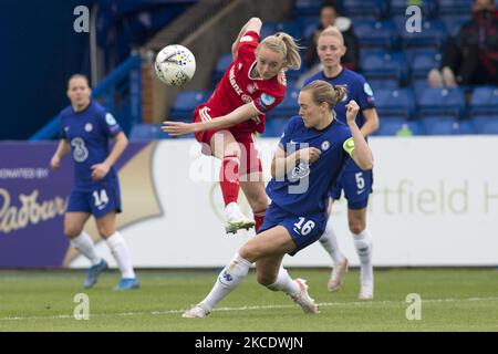 Klara Buhl (Bayern Monaco) e Magdalena Eriksson (Chelsea FC) si battono per la palla durante l’incontro della UEFA Women’s Champions League 2020-21 tra il Chelsea FC e il Bayern Monaco a Kingsmeadow. (Foto di Federico Guerra Moran/NurPhoto) Foto Stock