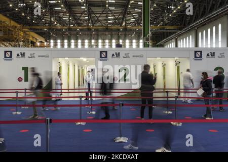 Il Centro vaccino Covid-19 dell'hangar Atitech dell'Aeroporto Internazionale di Capodichino di Napoli il 2 maggio 2021. Il Centro vaccino Covid-19 di Capodichino è stato costruito su un sito di 10.000 metri quadrati messo a disposizione gratuitamente da Atitech presso l'Aeroporto Internazionale di Capodichino di Napoli. Il centro garantirà oltre 6.000 vaccinazioni al giorno agli utenti delle ASL Napoli 1 Centro, Napoli 2 Nord e Napoli 3 Sud. (Foto di Manuel Dorati/NurPhoto) Foto Stock