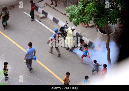 Un lavoratore spruzza pesticida per uccidere zanzare in una zona residenziale durante la pandemia di Coronavirus Covid-19 a Dhaka, Bangladesh, il 3 maggio 2021. (Foto di Mamunur Rashid/NurPhoto) Foto Stock