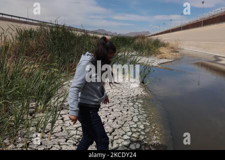 Maria di 15 anni dal Guatemala ha attraversato il Rio Grande a Ciudad Juarez, Messico, il 2 maggio 2021 per arrendersi agli agenti di polizia di frontiera con l'intenzione di chiedere asilo politico negli Stati Uniti, Maria non parla spagnolo o inglese, parla Chuj, La povertà nella sua città la costringeva a cercare i loro parenti negli Stati Uniti. (Foto di David Peinado/NurPhoto) Foto Stock