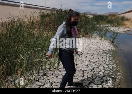 Maria di 15 anni dal Guatemala ha attraversato il Rio Grande a Ciudad Juarez, Messico, il 2 maggio 2021 per arrendersi agli agenti di polizia di frontiera con l'intenzione di chiedere asilo politico negli Stati Uniti, Maria non parla spagnolo o inglese, parla Chuj, La povertà nella sua città la costringeva a cercare i loro parenti negli Stati Uniti. (Foto di David Peinado/NurPhoto) Foto Stock