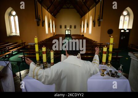 Padre Krzysztof Sikora durante una preghiera privata presso la chiesa cattolica romana chiusa e vuota "nostra Signora Stella del mare" a Roundstone. A causa delle restrizioni del Covid-19, tutte le cerimonie religiose sono ancora annullate. Geograficamente, la parrocchia di Roundstone è considerata la più grande parrocchia d'Irlanda e si estende dalle spiagge di Gurteen ai Monti Twelve Bens e Mám Tuirc. Fino agli anni '1990s la parrocchia era servita da tre sacerdoti, ora CE n'è una sola che si occupa di cinque chiese. L'attuale Parroco, padre Krzysztof Sikora, nato in Polonia, è membro della congregazione religiosa del Verbo Divino mi Foto Stock