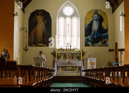 Padre Krzysztof Sikora durante una preghiera privata presso la chiesa cattolica romana chiusa e vuota "nostra Signora Stella del mare" a Roundstone. A causa delle restrizioni del Covid-19, tutte le cerimonie religiose sono ancora annullate. Geograficamente, la parrocchia di Roundstone è considerata la più grande parrocchia d'Irlanda e si estende dalle spiagge di Gurteen ai Monti Twelve Bens e Mám Tuirc. Fino agli anni '1990s la parrocchia era servita da tre sacerdoti, ora CE n'è una sola che si occupa di cinque chiese. L'attuale Parroco, padre Krzysztof Sikora, nato in Polonia, è membro della congregazione religiosa del Verbo Divino mi Foto Stock