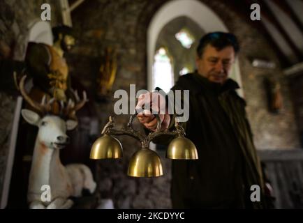 Padre Krzysztof Sikora all'interno della Chiesa di Ballynahinch, a Emlaghdauroe, Connemara. Questa ex chiesa della Chiesa d'Irlanda, datata 1865, ora conosciuta come St. Hubert, il santo patrono dei cacciatori, è situata nel paesaggio più spettacolare di montagne, palestre e laghi. Geograficamente, la parrocchia di Roundstone è considerata la più grande parrocchia d'Irlanda e si estende dalle spiagge di Gurteen ai Monti Twelve Bens e Mám Tuirc. Fino agli anni '1990s la parrocchia era servita da tre sacerdoti, ora CE n'è una sola che si occupa di cinque chiese. L'attuale Parroco, padre Krzysztof Sikora, nato in Polonia, è membro di Foto Stock