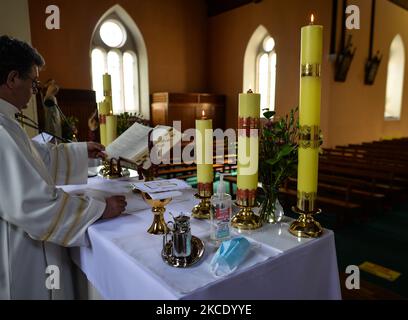 Padre Krzysztof Sikora durante una preghiera privata presso la chiesa cattolica romana chiusa e vuota "nostra Signora Stella del mare" a Roundstone. A causa delle restrizioni del Covid-19, tutte le cerimonie religiose sono ancora annullate. Geograficamente, la parrocchia di Roundstone è considerata la più grande parrocchia d'Irlanda e si estende dalle spiagge di Gurteen ai Monti Twelve Bens e Mám Tuirc. Fino agli anni '1990s la parrocchia era servita da tre sacerdoti, ora CE n'è una sola che si occupa di cinque chiese. L'attuale Parroco, padre Krzysztof Sikora, nato in Polonia, è membro della congregazione religiosa del Verbo Divino mi Foto Stock