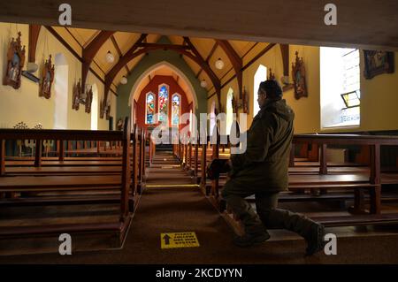 Padre Krzysztof Sikora all'interno della Chiesa di San Giacomo, a Cashel, Connemara. Geograficamente, la parrocchia di Roundstone è considerata la più grande parrocchia d'Irlanda e si estende dalle spiagge di Gurteen ai Monti Twelve Bens e Mám Tuirc. Fino agli anni '1990s la parrocchia era servita da tre sacerdoti, ora CE n'è una sola che si occupa di cinque chiese. L'attuale Parroco, padre Krzysztof Sikora, nato in Polonia, è membro della congregazione religiosa dei Missionari del Verbo Divino. Dopo anni di lavoro missionario nelle Filippine, in Germania e in Polonia, si stabilì in Irlanda nel 2007. In origine, P. si Foto Stock