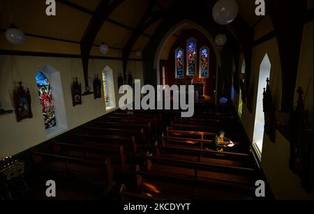 Padre Krzysztof Sikora all'interno della Chiesa di San Giacomo, a Cashel, Connemara. Geograficamente, la parrocchia di Roundstone è considerata la più grande parrocchia d'Irlanda e si estende dalle spiagge di Gurteen ai Monti Twelve Bens e Mám Tuirc. Fino agli anni '1990s la parrocchia era servita da tre sacerdoti, ora CE n'è una sola che si occupa di cinque chiese. L'attuale Parroco, padre Krzysztof Sikora, nato in Polonia, è membro della congregazione religiosa dei Missionari del Verbo Divino. Dopo anni di lavoro missionario nelle Filippine, in Germania e in Polonia, si stabilì in Irlanda nel 2007. In origine, P. si Foto Stock